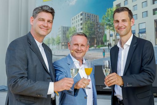  Dir. Mag. Raimund Haidl (Mitte) mit seinen beiden Nachfolgern
Dipl.-Ing. Stefan Haertl (l.) und Dr. Emanuel Obentraut (r.).