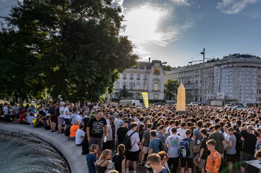 Vorschau Bild von Viele Menschen kamen zur Eröffnung des Bierbrunnens
am 30.06. zum Schwarzenbergplatz.