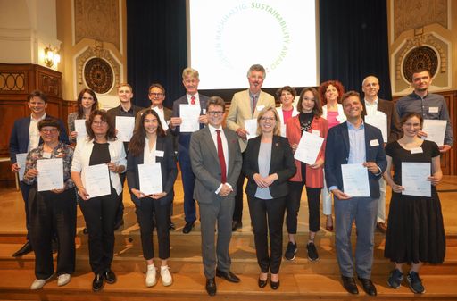  Die Preisträger:innen der Sustainability Awards
2022 mit Bundesministerin Leonore Gewessler und Bundesminister
Martin Polaschek.