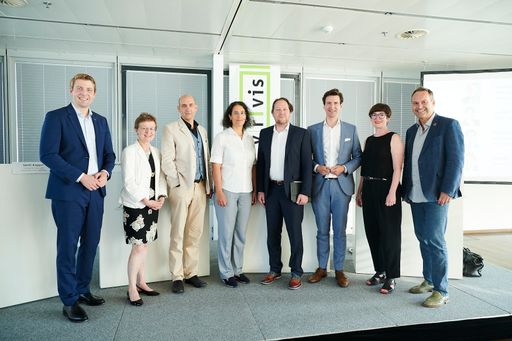 https://www.apa-fotoservice.at/galerie/28530 Gruppenfoto
Podiumsdiskussion "Österreichs grüne Zukunft" v.l.n.r.: Philipp Gady
(WKO), Gerti Kappel (TU Wien), Gerd Hesina (VRVis), Judith Engel
(ÖBB), Martin Pischler (RHI Magnesita), Florian Frauscher (BMDW),
Henriette Spyra (BMK) und Andreas Januskovecz (Stadt Wien).