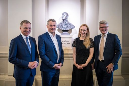 Vorschau Bild von Landeshauptmann Mag. Thomas Stelzer, Chefdirigent Markus
Poschner, Anton Bruckner, Kulturdirektorin Mag. Margot Nazzal und
Kaufmännischer Geschäftsführer der TOG, Dr. Thomas Königstorfer vor
dem Konzert im Musikverein Wien