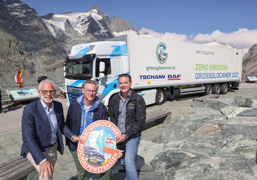 Elektro LKW am Großglockner.Erfolgreicher Test mit
einem 26 Sattelzug mit voller E-Power emissionsfrei auf den höchsten
Berg Österreichs. Im Bild der DAF E-Truck auf der
Kaiser-Franz-Josefs-Höhe vor dem Großglockner - v.l. Grohag Vorstand
Johannes Hörl, Enrico Simma (Geschäftsführer Tschann) und Rob Luykx
(DAF Fahrzeuge).