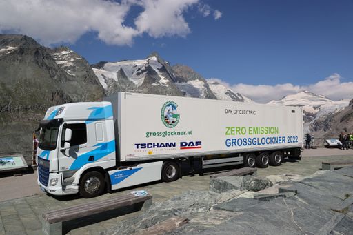 Vorschau Bild von Elektro LKW am Großglockner.Erfolgreicher Test mit
einem 26 Sattelzug mit voller E-Power emissionsfrei auf den höchsten
Berg Österreichs. Im Bild der DAF E-Truck auf der
Kaiser-Franz-Josefs-Höhe vor dem Großglockner.