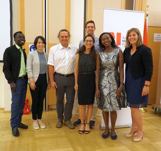  Mit dem Ziel, die wissenschaftliche Zusammenarbeit
zwischen Österreich und den USA zu fördern, werden jährlich von der
österreichischen Marshallplan-Stiftung Stipendien an Studierende für
Forschungsaufenthalte vergeben.