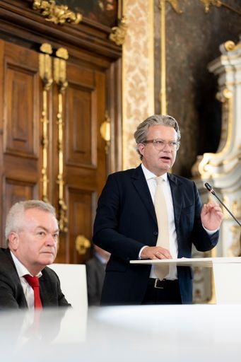 Der neue Landeshauptmann Christopher Drexler bei
seiner Rede im Landtag