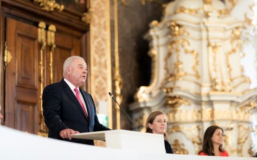 Vorschau Bild von Hermann Schützenhöfer bei seiner Abschiedsrede im
Landtag
