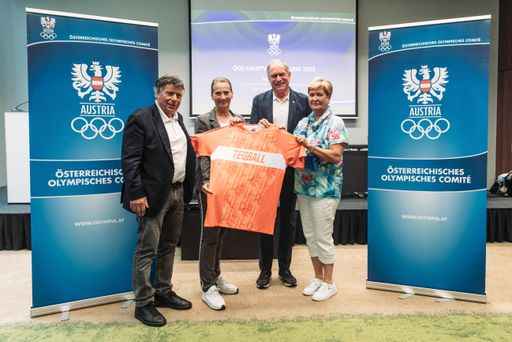  Im Rahmen der Generalversammlung wurde TEQBALL als
das jüngste Mitglied von Vertretern des Österreichischen Olympischen
Comités begrüßt.