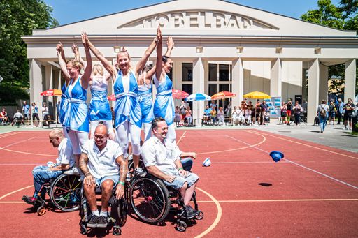 Einige Programm-Highlights am Festakt waren
Rollstuhl-Rugby, eine Vorführung der Bergrettung und ein Auftritt
der Rettungshunde, außerdem gab der Linzer Street Trial Pionier
Dominik Raab eine Adrenalin-geladene Trialshow zum Besten.