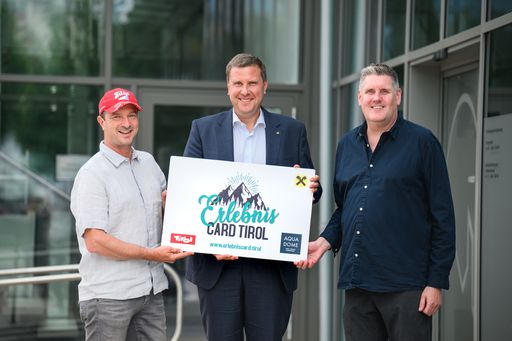  Foto: Pointner, Wass, Duftner (© Raiffeisen/Oss, 
honorarfrei):Bildtext: Partner der ErlebnisCard Tirol (v. l.): Alex 
Pointner, ehemaliger ÖSV-Coach und Botschafter der ErlebnisCard Tirol,
 Thomas Wass, stv. Vorstandsvorsitzender der RLB Tirol und Dieter 
Duftner, CEO duftner.digital und Mastermind der ErlebnisCard Tirol