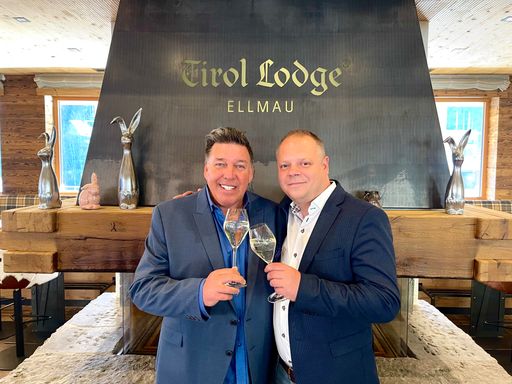 Tirol Lodge Media Night 2022: Promi-Party in der Tirol Lodge in
Ellmau / Do, 07.Juli bis So, 10. Juli 2022 / Journalistinnen und
Journalisten sind herzlich eingeladen / Michael Ammer und
Hoteldirektor Maik Röbekamp. / Weiterer Text über ots und
www.presseportal.de/nr/164182 / Die Verwendung dieses Bildes ist für
redaktionelle Zwecke unter Beachtung ggf. genannter
Nutzungsbedingungen honorarfrei. Veröffentlichung bitte mit
Bildrechte-Hinweis.