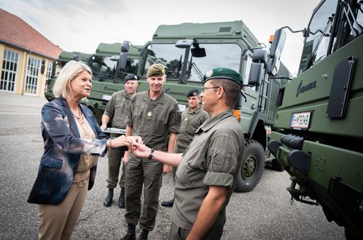 Vorschau Bild von Maria Theresien Kaserne, Wien, Österreich
.Verteidigungsministerin, Klaudia Tanner übergibt neue
Bergefahrzeuge an die Truppe