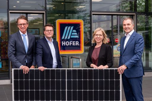 Leonhard Schitter, CEO Salzburg AG, Jürgen Czernohorszky,
Klimaschutz-Stadtrat Wien, Bundesministerin Leonore Gewessler, Horst
Leitner, CEO HOFER KG (v.l.).