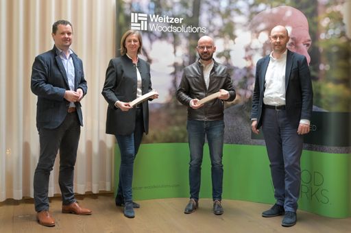  FOTO von LRin Mag. Barbara Eibinger-Miedl zu Gast
bei Weitzer Woodsolutions