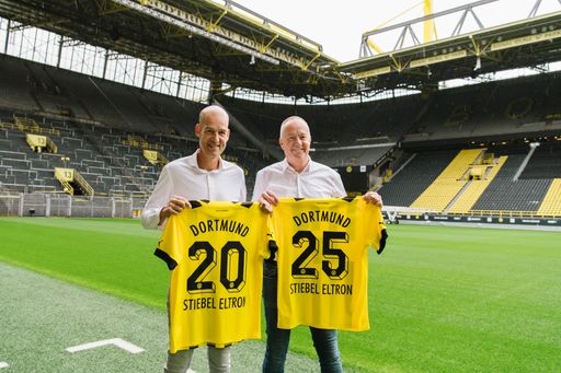 Spektakuläre Neuverpflichtung, Vertrag (vorerst) bis 2025:
Heizungshersteller STIEBEL ELTRON ist neuer Premium- und
Nachhaltigkeitspartner des Fußball-Bundesligisten Borussia Dortmund.
Die Geschäftsführer Carsten Cramer (BVB, links) und Dr. Nicholas
Matten (STIEBEL ELTRON) bei der offiziellen Bekanntgabe. / Weiterer
Text über ots und www.presseportal.de/nr/62786 / Die Verwendung
dieses Bildes ist für redaktionelle Zwecke unter Beachtung ggf.
genannter Nutzungsbedingungen honorarfrei. Veröffentlichung bitte
mit Bildrechte-Hinweis.