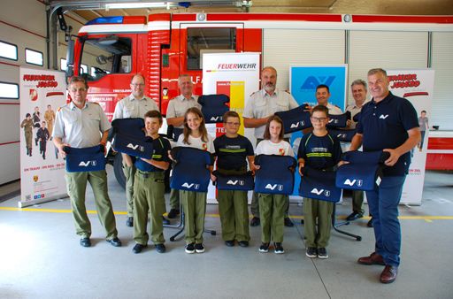 Die AUVA überreichte dem Burgenländischen
Landesfeuerwehrverband bei einem gemeinsamen Medientermin in
Eisenstadt symbolisch die ersten von insgesamt 400 Sitzerhöhungen
für den sicheren Transport der Mitglieder der Feuerwehrjugend.