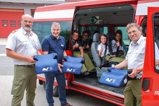 Vorschau Bild von Die Kinder der Feuerwehrjugend der Freiwilligen
Feuerwehr Klingenbach und Leithaprodersdorf testeten ihre neuen
Sitzerhöhungen gleich aus.
