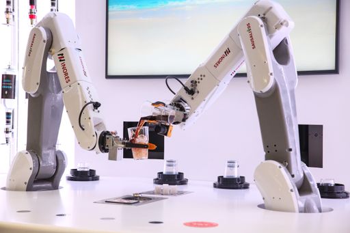 „Twist & Tender“ von my-robotbar.com bringt Unterstützung für die
Gastronomie und beste Unterhaltung für die Gäste: Einsetzbar auch
mobil bei Festivals, Messen oder Sportveranstaltungen.