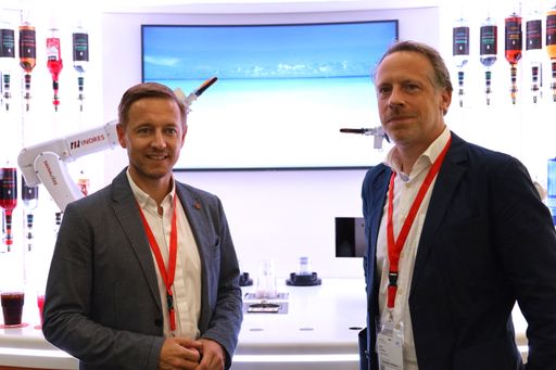 Vorschau Bild von Stefan Öttl und Ing. Hans-Peter Schaffner von T&T Solutions
präsentieren my-robotbar.com auf der automatica, der größten
Automatisierungsmesse Europas, in München.