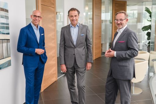 Axel Kühner (CEO Greiner AG), Manfred Stanek (CEO
Greiner Packaging) und Hannes Moser (CFO Greiner AG) bilden ab 1.
Jänner 2023 gemeinsam den Vorstand der Greiner AG.