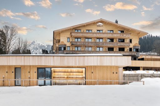 Direkt am Schwarzsee, dem Naturjuwel Kitzbühels,
dem perfekten Ort, um Wellness, Design und Lifestyle zu verbinden,
eröffnete vor Kurzem das neue Alpenhotel Kitzbühel. Es schreibt
individuelles Genießen groß und punktet mit exklusiven
Wellness-Highlights von KLAFS.