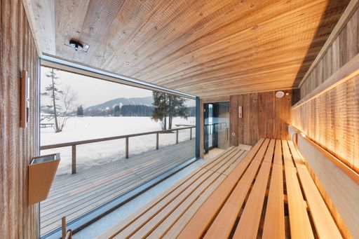 Vorschau Bild von Das Wellness-Highlight im Alpenhotel Kitzbühel am
Schwarzsee ist die See-Sauna von KLAFS. Hier heißt es relaxen,
schwitzend durch die großen Panoramafenster mystische
Naturstimmungen erleben und danach direkt am exklusiven Badestrand
im Schwarzsee abkühlen.