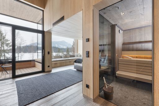 Vorschau Bild von Heiß begehrt sind neben der See-Sauna auch die 11
Lakeside Lodges im Alpenhotel Kitzbühel am Schwarzsee. Gäste suchen
und finden hier das individuelle Genießen im ‚Urlaubszuhause deluxe‘
und fühlen sich dank der natürlichen Materialien und der intimen
Atmosphäre mit einer großen Portion Exklusivität sofort daheim.