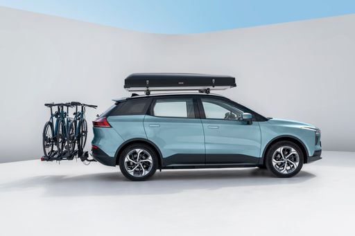 Nach einer umfassenden Erprobungsphase ist die nachrüstbare,
abnehmbare Anhängerkupplung für den Aiways U5 SUV pünktlich zum
Start in die Ferien-Saison in vielen europäischen Märkten verfügbar.
Sie macht das batterie-elektrische SUV dank hoher Anhängelast und
der besten Stützlast im Segment noch vielseitiger und zu einem
praktischen Alleskönner. / Weiterer Text über ots und
www.presseportal.de/nr/150402 / Die Verwendung dieses Bildes ist für
redaktionelle Zwecke unter Beachtung ggf. genannter
Nutzungsbedingungen honorarfrei. Veröffentlichung bitte mit
Bildrechte-Hinweis.