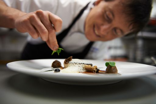 Die engagierten Gastronomen von 50plus Hotels und
Genuss Reisen präsentieren bei den „Kulinarischen Veredelungswochen“
typische Speisen und Getränke ihrer Region:
www.50plushotels.at/kulinarische-veredelungswochen/