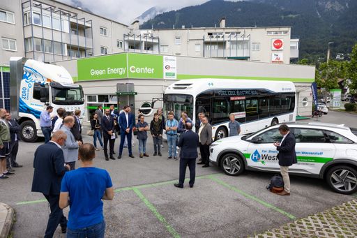 Vorschau Bild von Erklärung der schon existenten und jederzeit
kommerzialisierbaren Produkte für den Umbau des Mobilitätssystems
mit Grünem Wasserstoff: Wasserstoff Bus von Hyundai, Wasserstoff LKW
von Hyzon, Wasserstoff Tankstelle von Wolftank und
Wasserstoff-Elektrolyse von H-Tec
