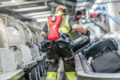  Das Exoskelett Cray X von German Bionic im Einsatz am Stuttgart
Airport. / Weiterer Text über ots und www.presseportal.de/nr/126129
/ Die Verwendung dieses Bildes ist für redaktionelle Zwecke unter
Beachtung ggf. genannter Nutzungsbedingungen honorarfrei.
Veröffentlichung bitte mit Bildrechte-Hinweis.