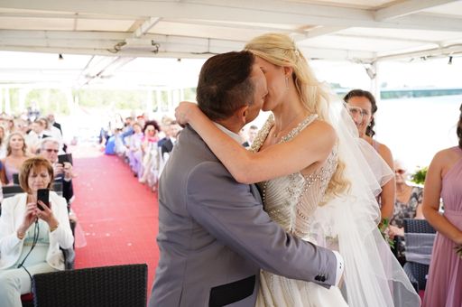 Heimo und Beatrice Turin beim Hochzeitskuss