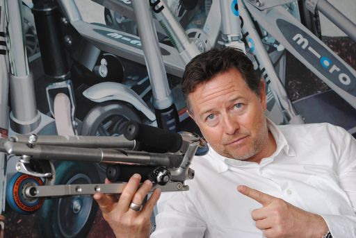 Wim Ouboter, Micro Gründer & CEO, mit dem Micro Scooter
Prototypen / Weiterer Text über ots und
www.presseportal.ch/de/nr/100091217 / Die Verwendung dieses Bildes
ist für redaktionelle Zwecke honorarfrei. Veröffentlichung bitte
unter Quellenangabe: "obs/Micro Mobility Systems AG"