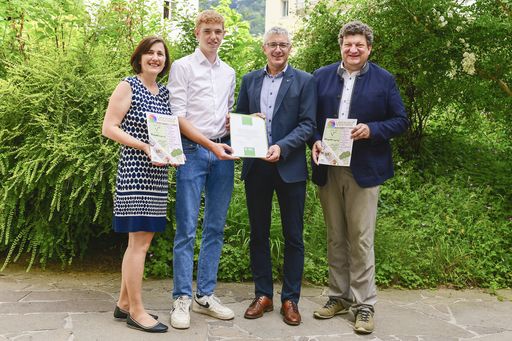 Vorschau Bild von Urkundenüberreichung durch Ing. Josef Kurz,
Landesdirektor Steiermark, an die Grazer Schulschwestern