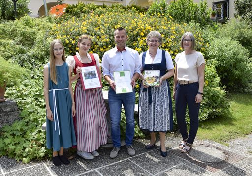 Vorschau Bild von Urkundenüberreichung durch Martin Breitwieser,
ÖHV-Berater in OÖ, an die LFS Schlierbach