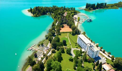  An Privatstrand des Parkhotels Pörtschach findet
trotz Hitze jeder genügend Raum und Platz, um sich zu erholen.
Professionelle und flexible Kinderbetreuung für Kids ab drei Jahren
sorgt zudem für unvergessliche Erlebnisse beim Nachwuchs und
garantiert Erholung für die Eltern.