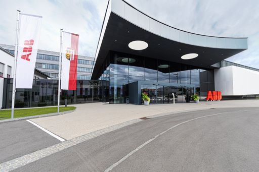  ABB hat einen neuen globalen Innovations- und
Bildungscampus am Hauptsitz von B&R in Eggelsberg (Österreich)
eröffnet. B&R ist das weltweite Zentrum von ABB für Maschinen- und
Fabrikautomation. Der neue Campus wird bis zu 1.000 zusätzliche
High-Tech-Arbeitsplätze schaffen und umfasst neben Forschungslabors
für internationale Spitzenforschung auch globale
Schulungseinrichtungen für jährlich bis zu 4.000 Menschen. B&R
kooperiert dafür mit mehreren Hochschulen. Insgesamt hat ABB 100
Millionen Euro in den Ausbau des B&R Headquarters investiert.
