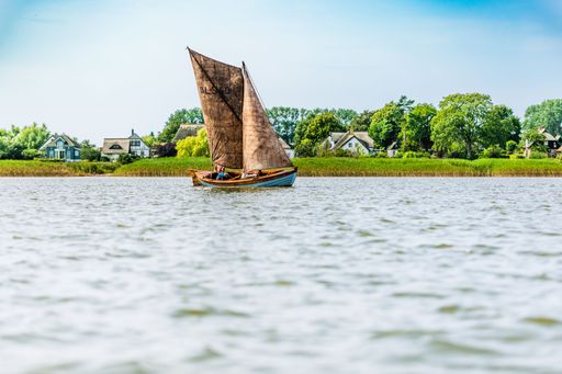 Vorschau Bild von Auf dem Saaler Bodden in der Nähe vom Ostseebad
Ahrenshoop kann man oft eindrucksvolle Segelboote entdecken, die
ihre Runden über das Wasser drehen. // On the Saaler Bodden near the
Baltic Resort of Ahrenshoop, you can often discover impressive
sailboats gliding over the water.
