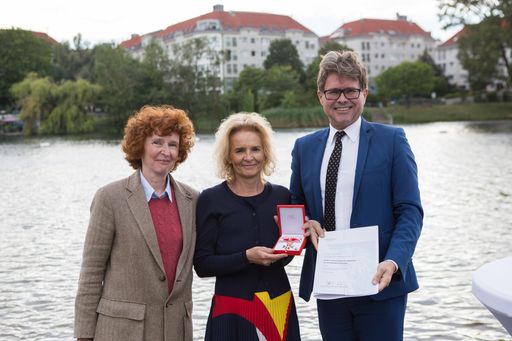 Stellvertretend für den Bundespräsidenten Alexander
Van der Bellen überreichte Bundesminister Martin Polaschek die
Auszeichnung beim diesjährigen Sommerfest der LBG.