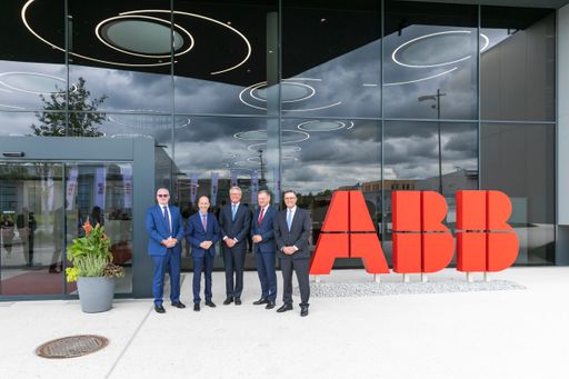 Vorschau Bild von V.l.n.r. Jörg Theis, Geschäftsführer B&R, Martin Kocher, 
Bunderminister für Arbeit und Wirtschaft, Björn Rosengren, CEO ABB 
Thomas Stelzer, Landeshauptmann Oberösterreich, Sami Atiya, Präsident 
Robotik und Fertigungsautomation ABB