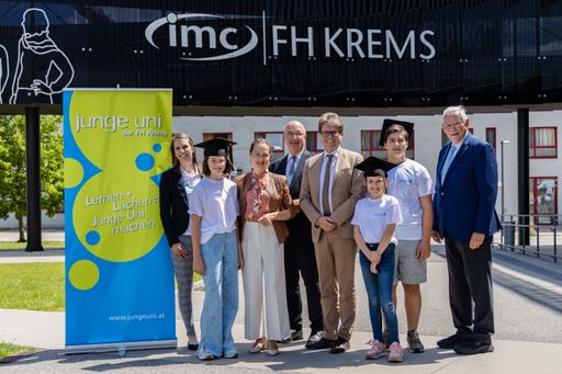 Erstmals war ein Minister zu Gast an der IMC FH
Krems: Bundesminister ao. Univ.-Prof. Dr. Martin Polaschek
interessierte sich für die Workshops der Jungen Uni am Campus.
Projektleiterin Sabine Steinkellner, MA, Prof.(FH) Mag. Dr. Doris
Berger-Grabner, MA, IMC-Geschäftsführer Prof.(FH) Dr. Karl
Ennsfellner, Firmengründer und Aufsichtsratsvorsitzender Dr. h.c.
Mag. Heinz Boyer sowie die Kinder der Jungen Uni Valerie, Lara und
Luca freuten sich über den Besuch.