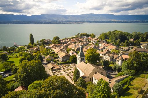 Hermance: Blick von der Burgruine Richtung
Genfersee. Im Vordergrund Église Saint-Georges und Friedhof.