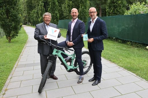 KR Manfred Stroissmüller, Mag. (FH) Philipp Haas
und Mag. Dir. Patrick Hochhauser mit der neuen Radkarte