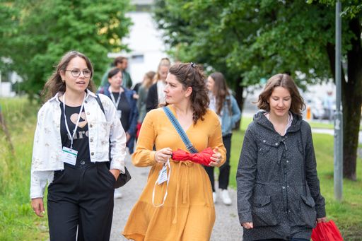 Vorschau Bild von Convention4u Teilnehmer:innen bei der Walk & Talk
Session „Yes we care! Mental Health als Kernelement für die Zukunft
gesunder Unternehmen“.