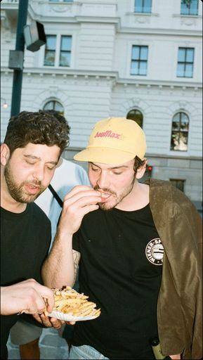  Daniel Steithal und Sebastian Neuschler am Pommes
essen