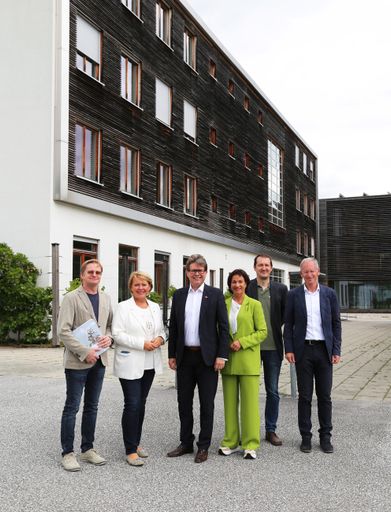 Vorschau Bild von Besuch am Wissenscampus Kuchl: Im Bild (v.l.)
Günther Grall (Studiengangsleiter Design & Produktmanagement, FH
Salzburg), Abgeordnete zum Nationalrat Gertraud Salzmann,
Bundesminister Martin Polaschek, Doris Walter (FH Salzburg
Geschäftsführerin), Thomas Schnabel (Forschungsleiter
Holztechnologie & Holzbau), Johann Blinzer (Schulleiter HTL und
Fachschule)