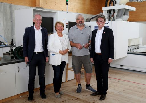 Vorschau Bild von Johann Blinzer (Schulleiter HTL und Fachschule)
führt Bundesminister Martin Polaschek und Nationalratsabgeordnete
Gertraud Salzmann durch die Räumlichkeiten im Holztechnikum Kuchl
(im Bild mit Rupert Pieberl, Polytechnische Schule)