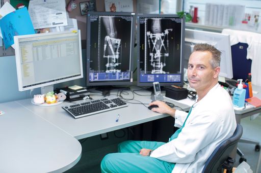 Vorschau Bild von Doz. Dr. Christof Radler, Teamleiter an der
Abteilung für Kinderorthopädie und Fußchirurgie, mit der neuen
Software, die mithilft, die Beinverlängerung exakt zu planen.