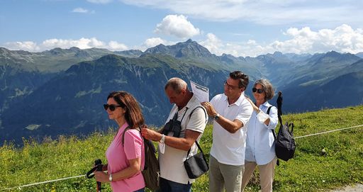  Mittels Fragebogen wurden zwischen Juni und Oktober
2021 insgesamt 39.819 Gäste direkt vor Ort in 51 ausgewählten
Bergdestinationen im Alpenraum befragt. Die Ergebnisse zeichnen ein
klares Bild der wichtigsten Kriterien bei der Destinationswahl aus
Gästesicht sowie die Kundenzufriedenheiten in 22 Kategorien.
