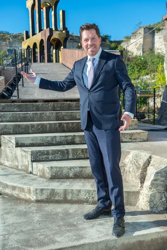 Vorschau Bild von Künstlerischer Direktor Daniel Serafin auf Bühne