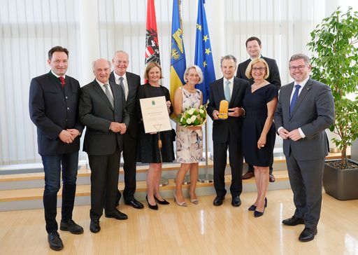 Im Juni 2021 wurde Sixtus Lanner (4. v.r.) das
„Goldene Komturkreuz des Ehrenzeichens für Verdienste um das
Bundesland Niederösterreich“ verliehen.